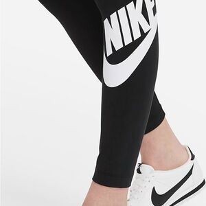 BNWT! Nike Essential leggings Sz.small🔥
